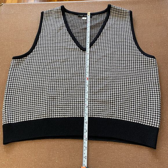 St. John Black and White Houndstooth Sweater Vest - Picture 8 of 10